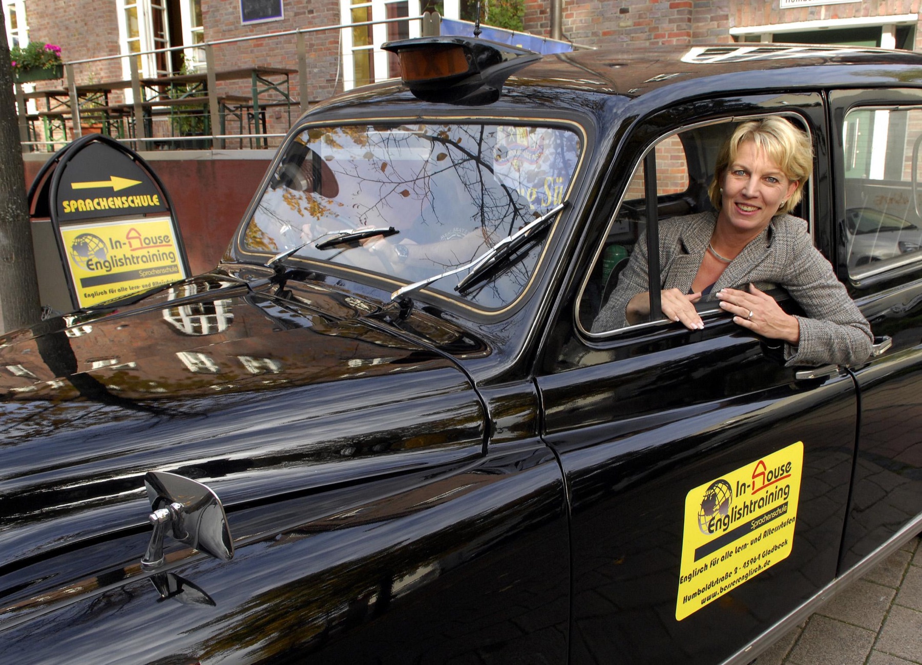 Heike Mülder in einem London-Taxi mit dem früheren In-House-Englishtraining-Design