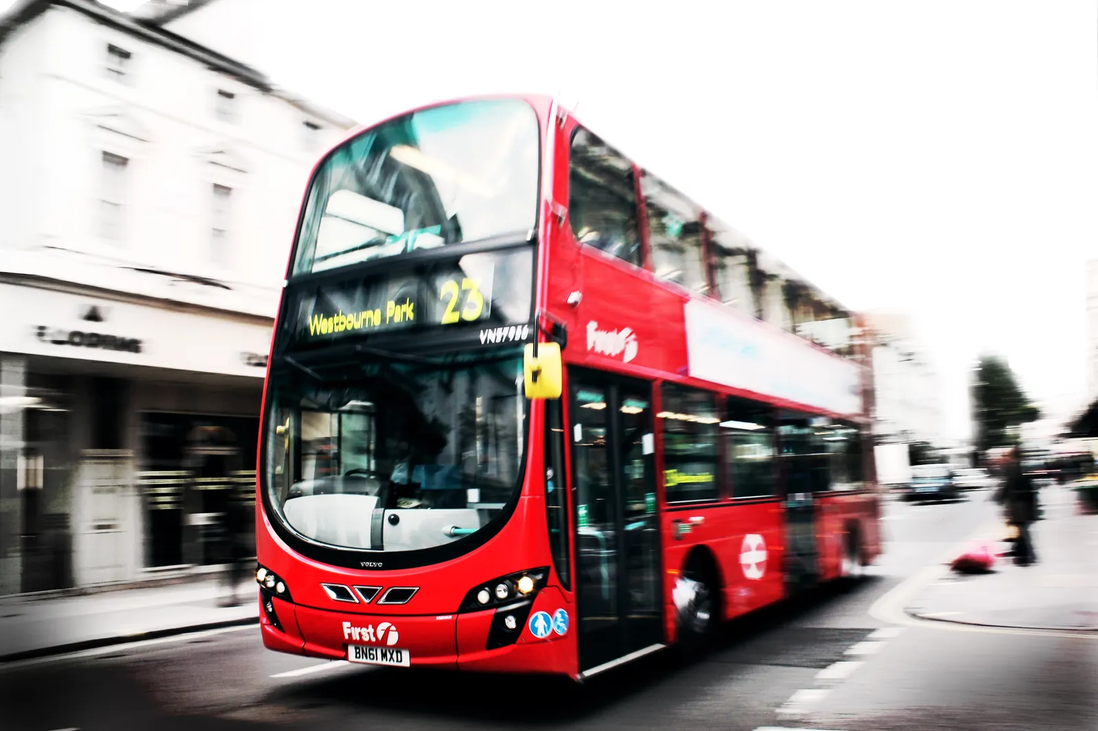 Roter Londoner Doppeldeckerbus in Bewegung