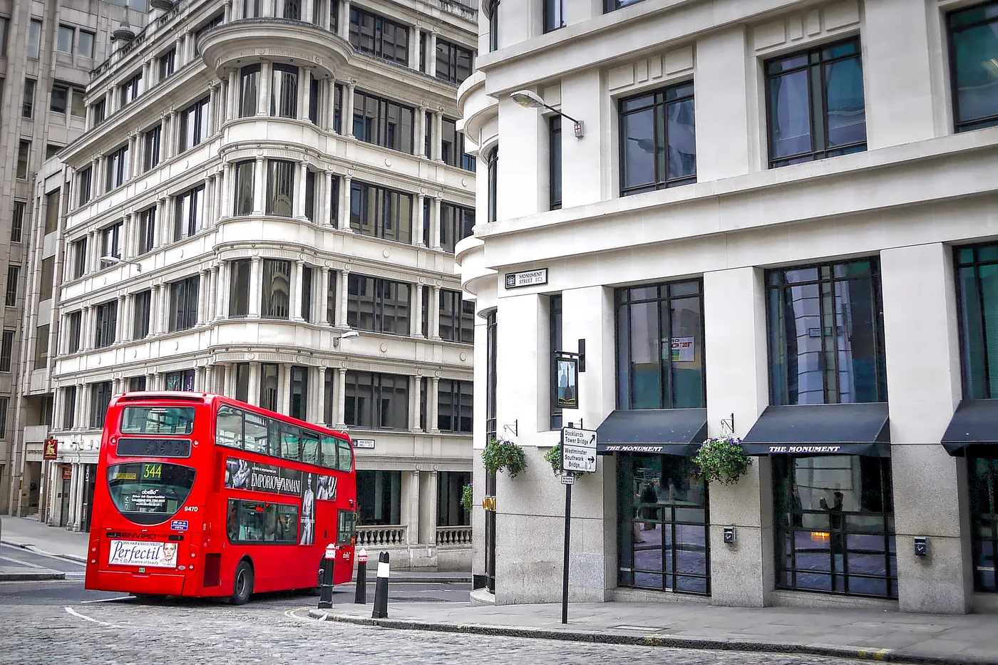 Roter Doppeldeckerbus in einer Londoner Straße